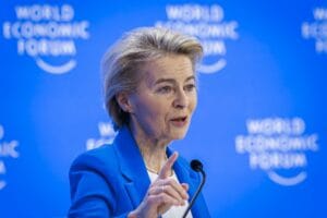 "Границите на Украйна не могат да бъдат променяни със сила, нито армията й - намалявана" - каза Лайен