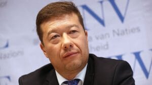 Новият председател на чешкия парламент Томио Окамура, премахна украинското знаме от сградата