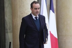 4 въпроса, докато Франция е изправена пред критична бюджетна криза