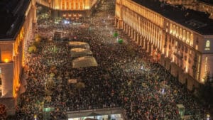 Стотици хиляди българи протестираха срещу Пеевски и Борисов в цяла България и цялото това правителство