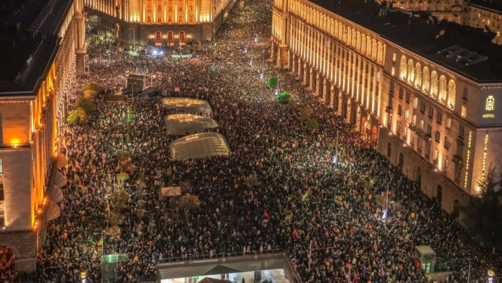 Стотици хиляди българи протестираха срещу Пеевски и Борисов в цяла България и цялото това правителство