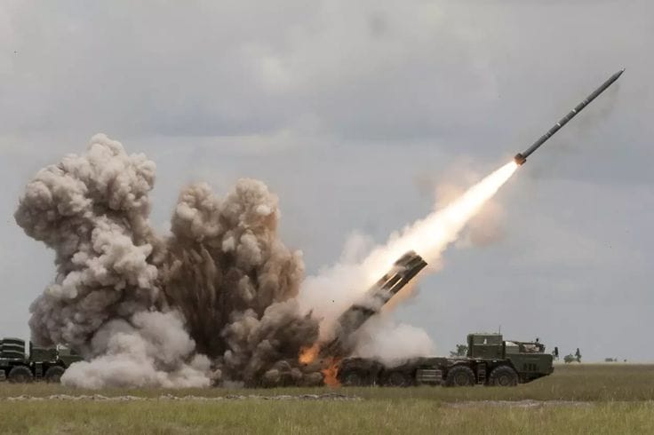 Удари по бази, складове и екипажи, по всичко, което се движи в Украйна 