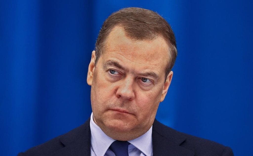 Дмитрий Медведев: Зеленски е "нищожество", което е живо единствено и само по милостта на Русия