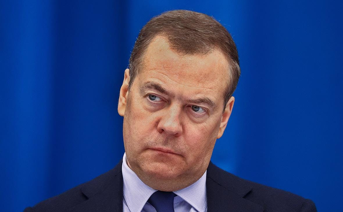 Дмитрий Медведев: Зеленски е "нищожество", което е живо единствено и само по милостта на Русия