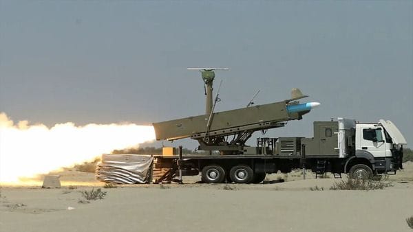 Иран предприе нов втори залп с дробове и ракети срещу американски бази в Персийския залив