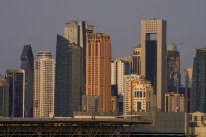 Иран атакува Залива с ракети и дронове, удар по кораб в Ормузкия проток