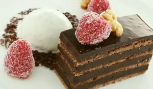 ВКУСНИ РЕЦЕПТИ, Торта Спартак - легендарният шоколадов десерт с нежен крем