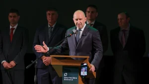 Лидерът на "Прогресивна България" Румен Радев нападна кабинета веднага след като пое управлението
