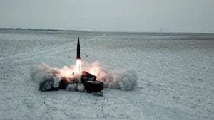 Русия сменя тактиката в Донбас, Зеленски плаши с мобилизация