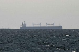 САЩ задържат свързания с Иран танкер „Tifani“, докато примирието виси на косъм