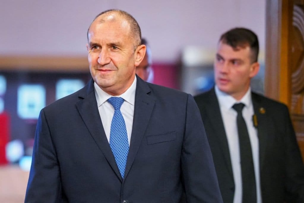 Брюксел потупа София по рамото за еврото, но въпросите за цените и реформите остават