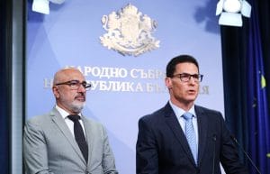 Нов заем, 25% по-ниски партийни субсидии и по-високи пенсии: „Прогресивна България“ посяга към най-чувствителните теми