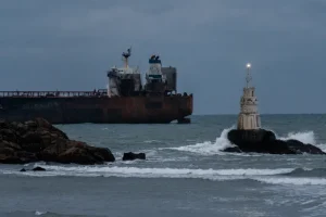 Френският флот прихваща руски петролен танкер в Атлантическия океан