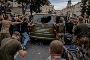 Лвов на ръба: Напрежението около мобилизацията в Украйна излезе по улиците