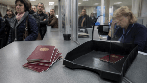 Паспортен срив в МВР: четири пъти повече заявления и държавата остана без бланки