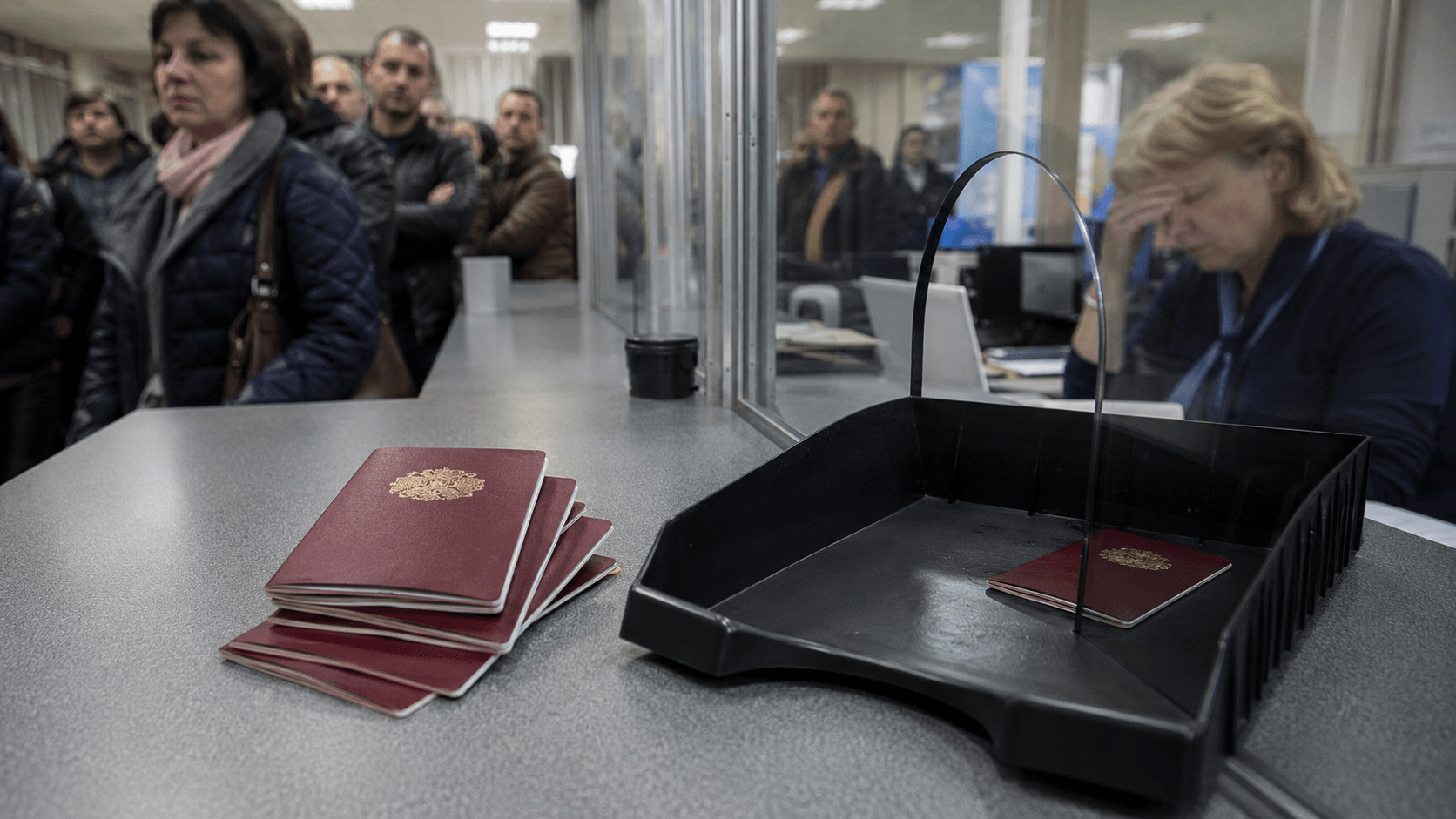 Паспортен срив в МВР: четири пъти повече заявления и държавата остана без бланки