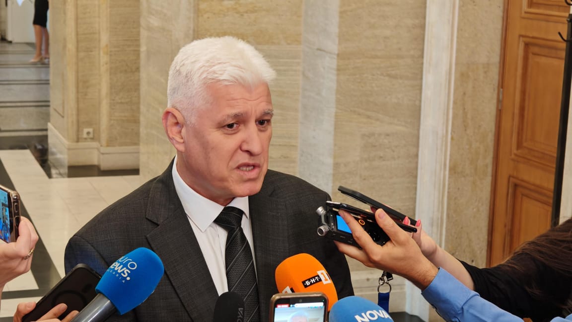 Политическа бомба в парламента: Военният министър обвини български политици, че помагат на Иран