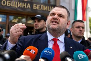 Арестът в Белица взриви политическия сблъсък: Ревански с белезници, Пеевски обвини Радев в репресии